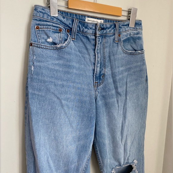 Abercrombie Curve Love Mom High Rise Distressed Jeans 27 Short Light Wash - Picture 3 of 9